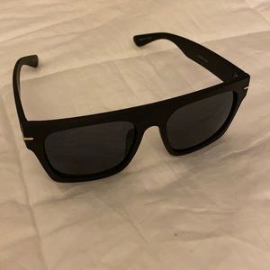 Cute black sunglasses!